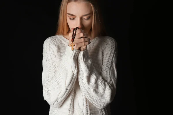 Religiosa jovem mulher orando — Fotografia de Stock