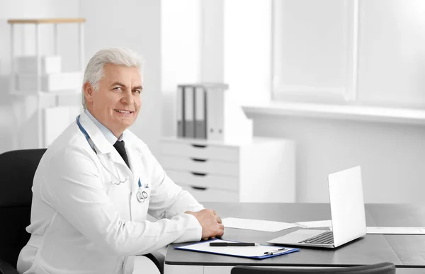 Retrato de médico masculino — Fotografia de Stock