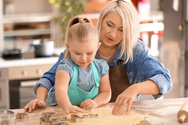 Маленькая девочка и бабушка пекут печенье — стоковое фото