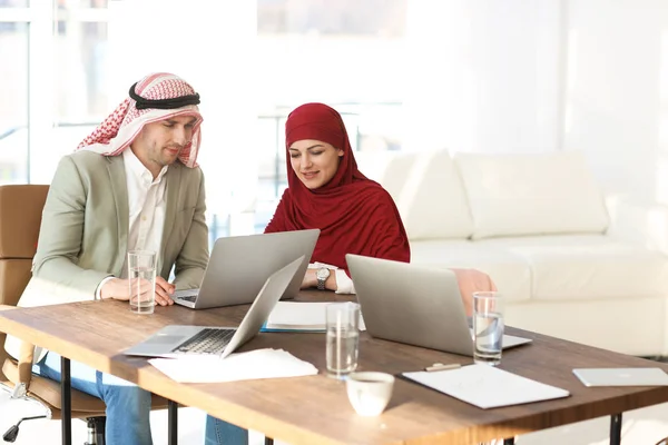 Muslim businessman with coworker — Stock Photo, Image