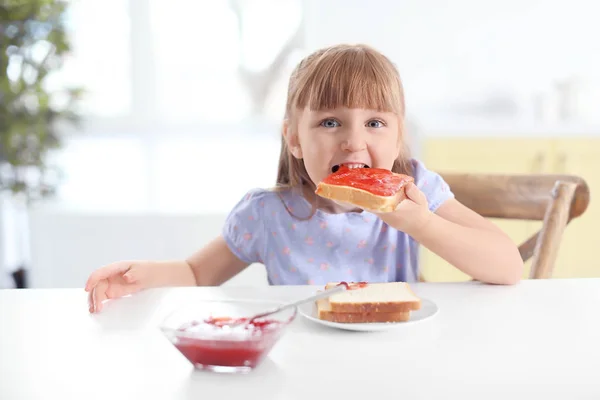 少女ジャム付きトーストを食べます — ストック写真