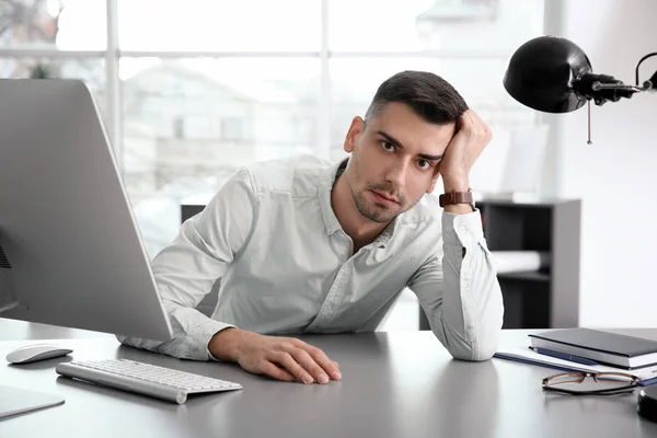 Ongelukkige man op werkplek — Stockfoto