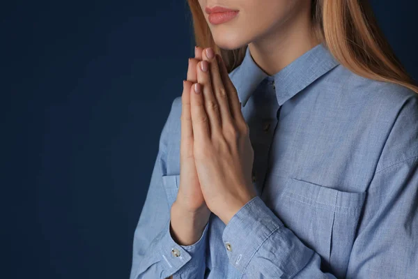 Religiösa ung kvinna be — Stockfoto