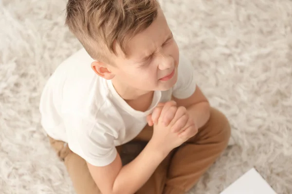 祈りの小さな男の子 — ストック写真