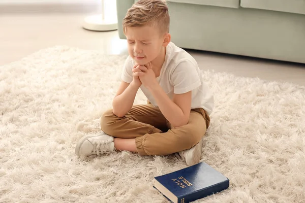 Little boy praying — Stock Photo, Image