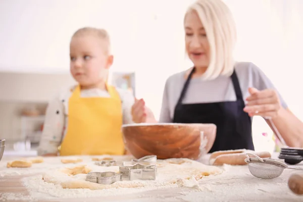 Massa de biscoito e menina com a avó — Fotografia de Stock