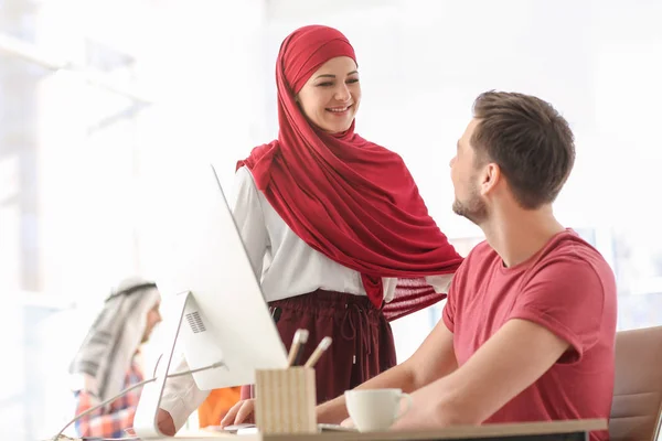 Muslim businesswoman with coworker — Stock Photo, Image