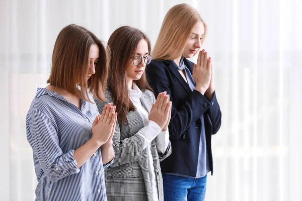 Mulheres Religiosas Rezando Dentro Casa — Fotografia de Stock