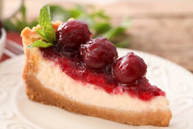 Kiraz plaka, closeup ile lezzetli peynirli kek