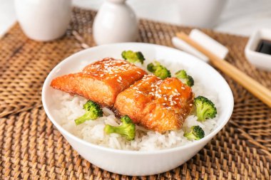 Pirinç ve brokoli hasır coaster üzerinde balık fileto