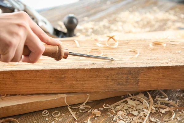 Carpintero Trabajando Con Cincel Primer Plano — Foto de Stock