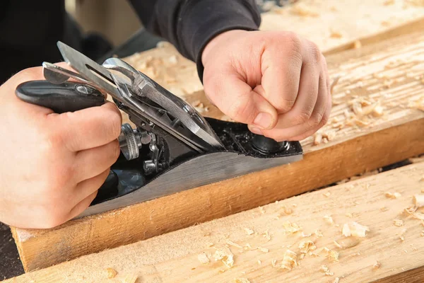 Carpinteiro Trabalhando Com Plano Alisamento Close — Fotografia de Stock