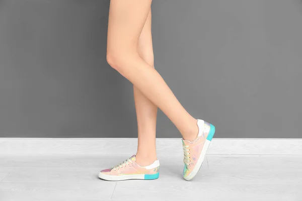 Mulher Bonita Sapatos Elegantes Perto Parede Cor — Fotografia de Stock