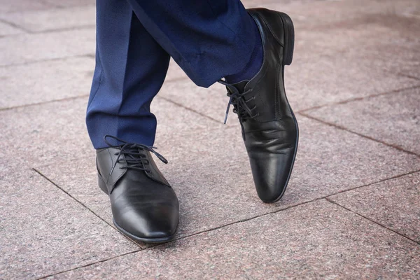 Homem Elegante Sapatos Couro Preto Livre — Fotografia de Stock