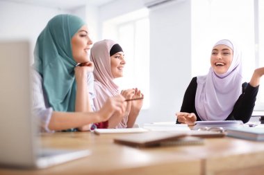 Müslüman kadınların geleneksel kıyafetleri kapalı eğitim