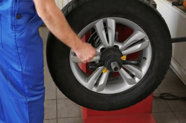 Mekanik servis merkezi içinde tekerlek Dengeleme 
