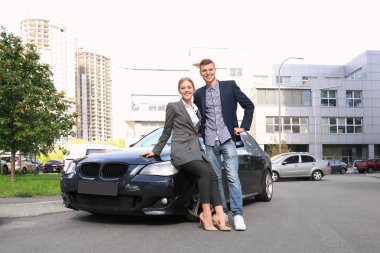 Car yakınındaki genç Çift 