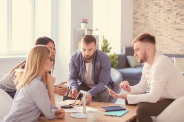 Ofis çalışanları işyerinde toplantısı. Finans ticaret