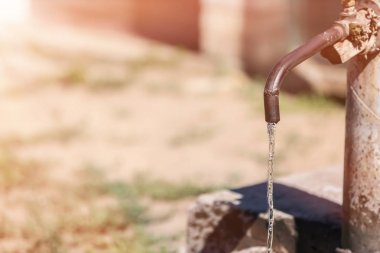 Açık havada dökerek su ile dokunun. Su kıtlığı kavramı