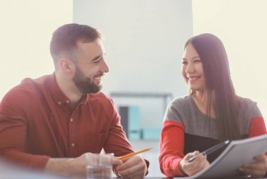 ofiste çalışan genç insanlar 