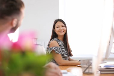 Ofiste çalışan gençler. Finans ticaret