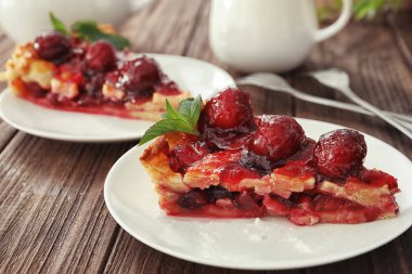 Lezzetli bir parça plaka üzerinde kiraz kek