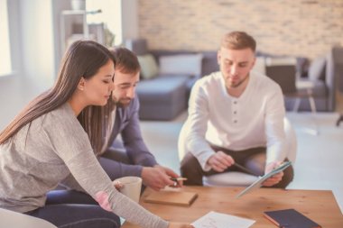 Ofis çalışanları toplantısı