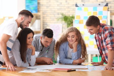 Ofiste toplantısı genç profesyoneller ekibi