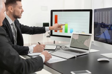 Ofiste çalışan erkek brokerları 