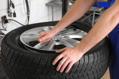 Makinist otomobil lastiği servis merkezi içinde değiştirme