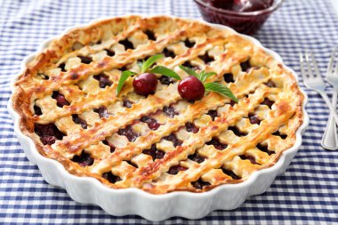 Mutfak masasında lezzetli vişneli tart