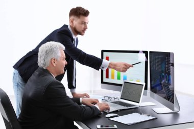 Ofiste çalışan erkek brokerları 
