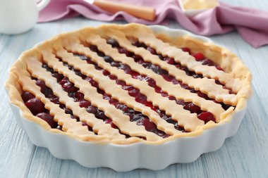 Mutfak masasının üzerinde çiğ vişneli tart ile pişirme pan