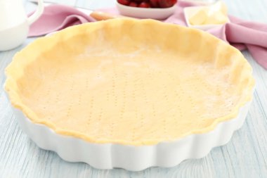 Mutfak masasında tarihinde kirazlı turta için çiğ kabuk ile pişirme pan