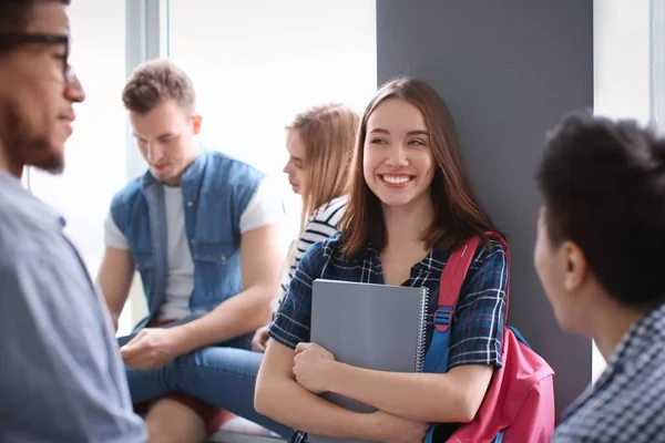 Diákok Együtt Pihen Campus Épület — Stock Fotó