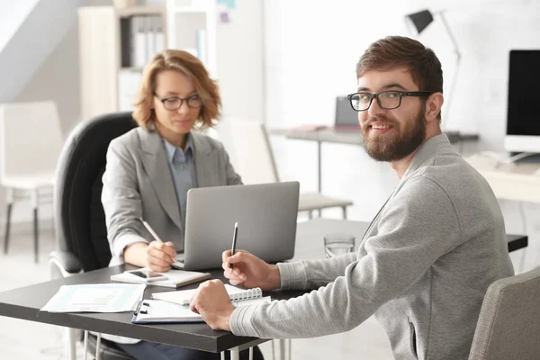 Jeunes Cadres Travaillant Dans Bureau Moderne — Photo