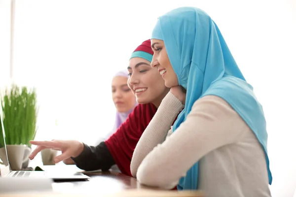 Muslim Perempuan Siswa Dalam Pakaian Tradisional Dalam Ruangan — Stok Foto