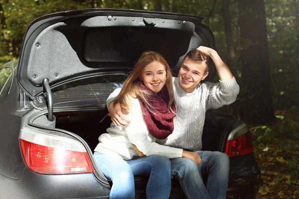 Jeune couple près de voiture — Photo