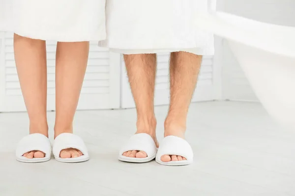 Pareja en zapatillas de baño — Foto de Stock