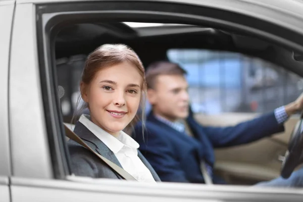 Young woman in car with boyfriend — Stock Photo, Image