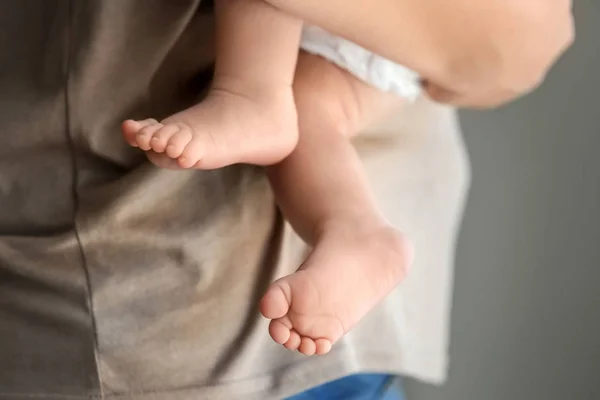 Jeune mère avec bébé mignon — Photo