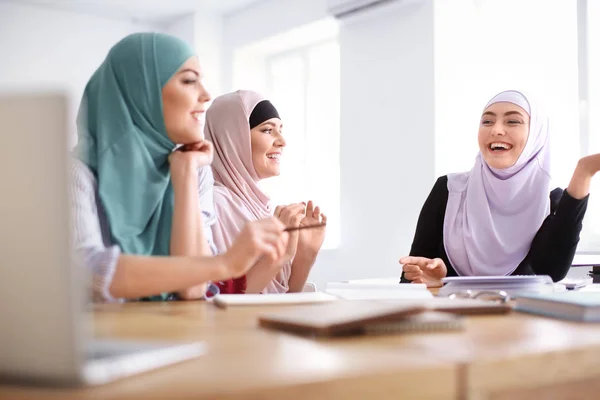 Donne Musulmane Abiti Tradizionali Che Studiano Chiuso — Foto Stock