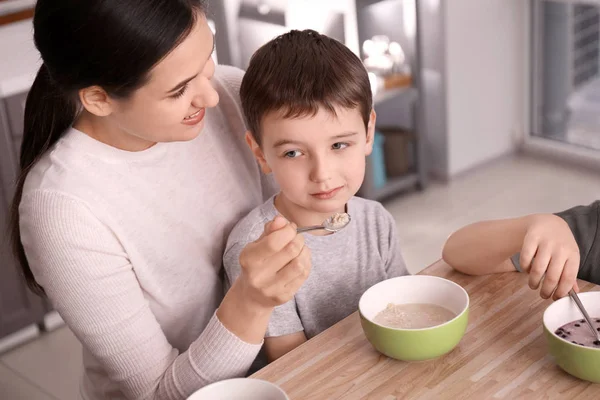 Nanny Makan Anak Kecil Yang Lucu Dapur — Stok Foto