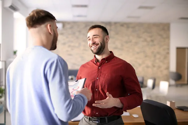 Jonge mannen in functie — Stockfoto