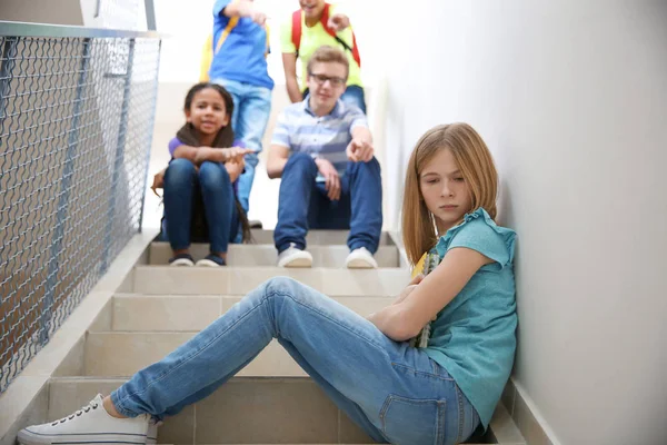 Intimidation Adolescente Dans Les Escaliers École — Photo