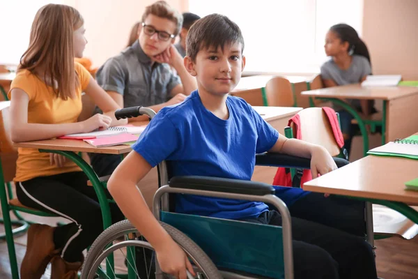 Niño en silla de ruedas en el aula — Foto de Stock