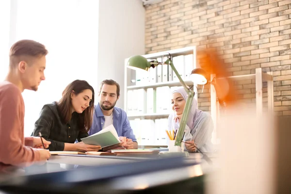 Mahasiswa Muslim Dengan Teman Sekelas Perpustakaan — Stok Foto