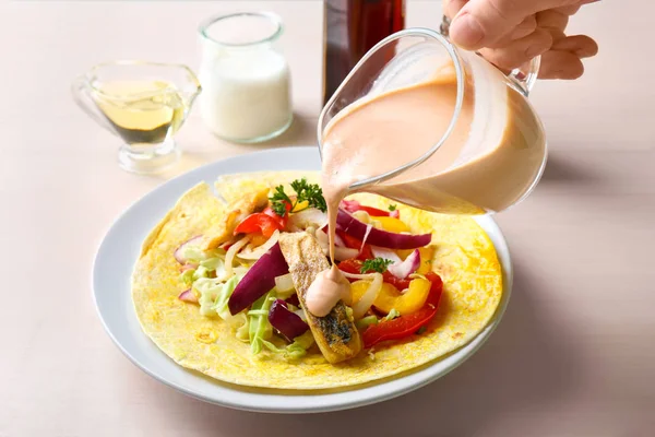 Vrouw Gieten Lekker Romig Sausje Vis Taco Keukentafel — Stockfoto