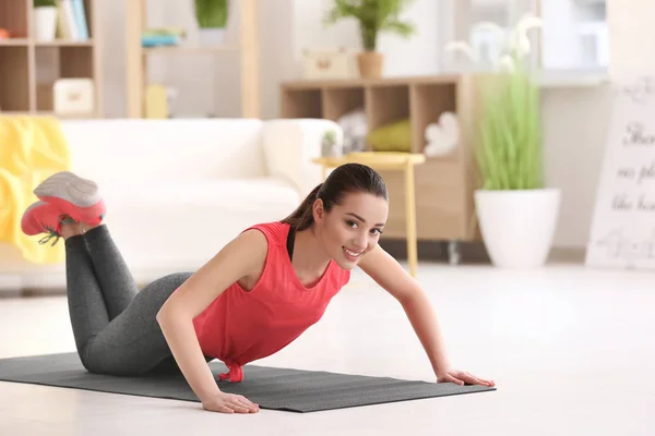 Mulher Bonita Fazendo Exercício Fitness Casa — Fotografia de Stock