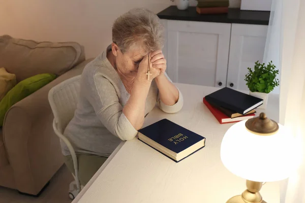Religious Elderly Woman Praying Bible Table — Stock Photo, Image